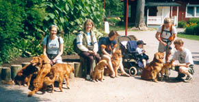 Sofia, Susanne, Helena, Oskar i barnvagn, Kerstin och Tomas med hundar i Furuviks djurpark